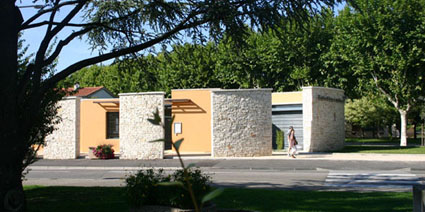 architecte montelimar vue de la façade Sud avec interruption du mur courbe laissant deviner l'entrée